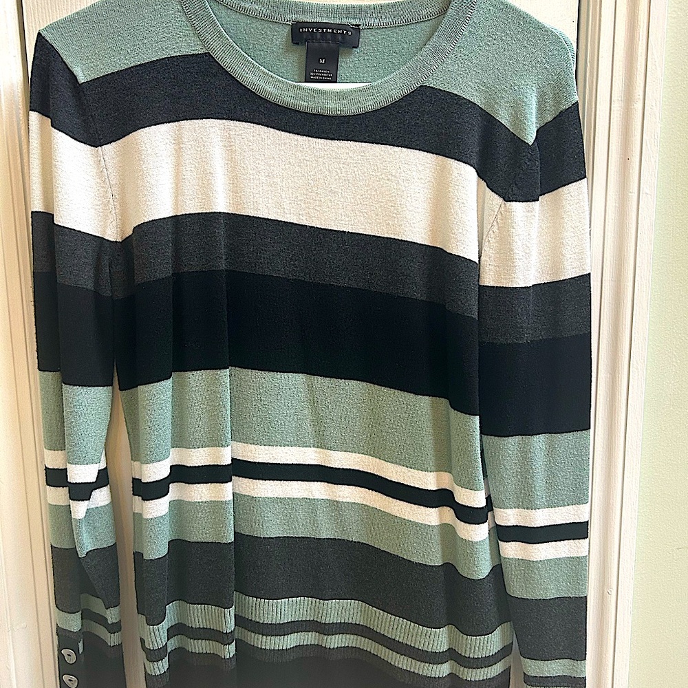Women's size medium thin sweater top, it is made my "Investments.